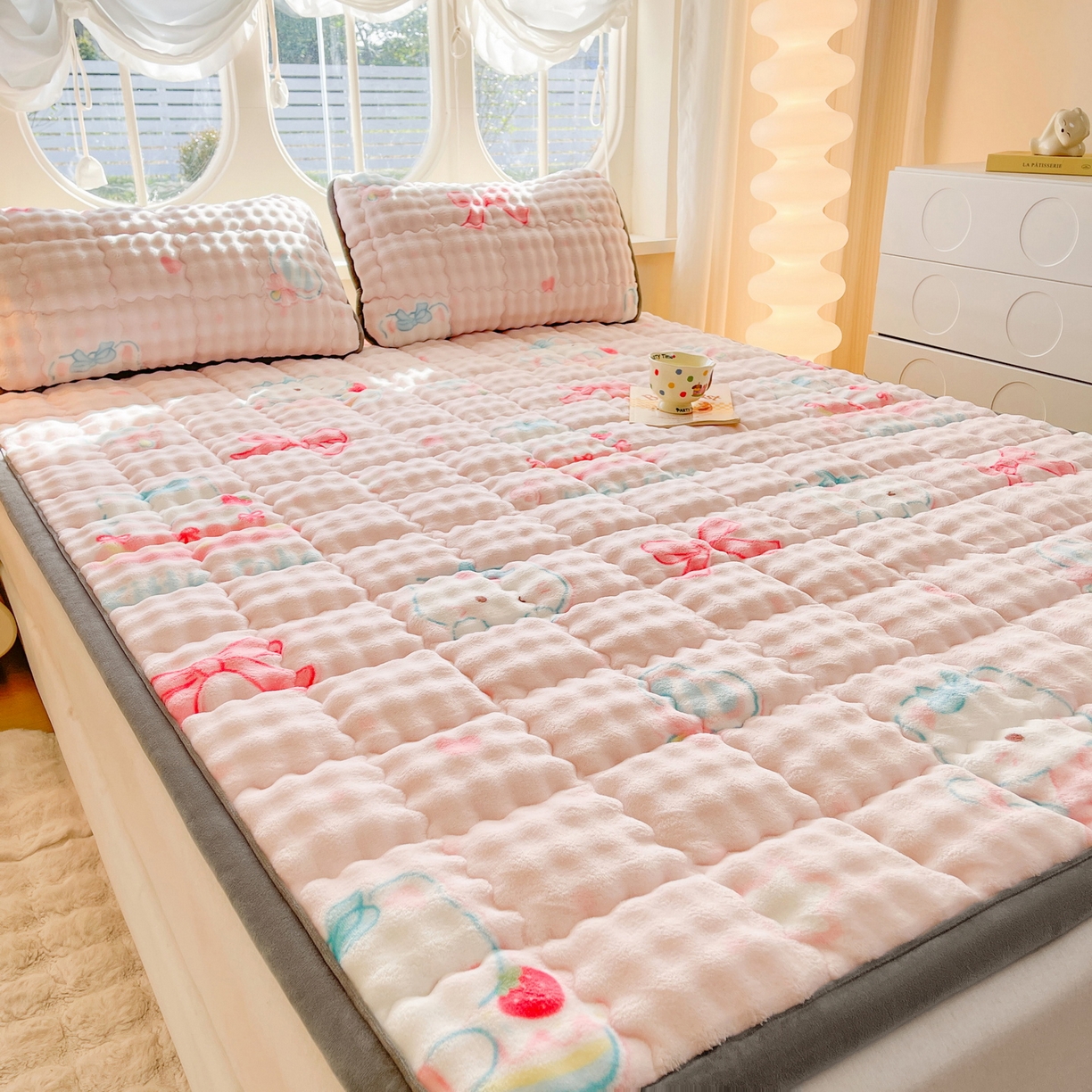 91家纺网 家纺一手货源 找家纺 奇丝雅 2025新款A类牛奶绒泡泡绒床褥床垫床盖兔毛绒家用学生宿舍上下铺寝室褥子软垫床护垫夹棉（大床） 樱桃猫咪