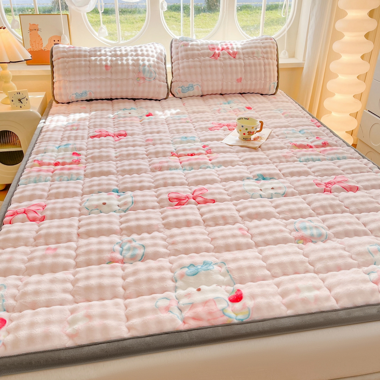 91家纺网 家纺一手货源 找家纺 奇丝雅 2025新款A类牛奶绒泡泡绒床褥床垫床盖兔毛绒家用学生宿舍上下铺寝室褥子软垫床护垫夹棉（大床） 樱桃猫咪