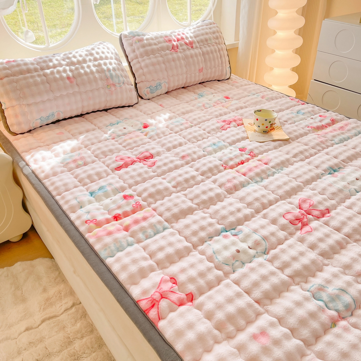 91家纺网 家纺一手货源 找家纺 奇丝雅 2025新款A类牛奶绒泡泡绒床褥床垫床盖兔毛绒家用学生宿舍上下铺寝室褥子软垫床护垫夹棉（大床） 樱桃猫咪