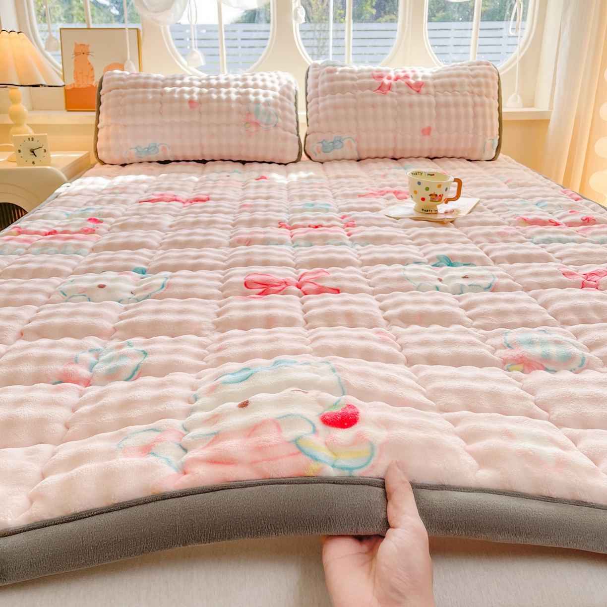 91家纺网 家纺一手货源 找家纺 奇丝雅 2025新款A类牛奶绒泡泡绒床褥床垫床盖兔毛绒家用学生宿舍上下铺寝室褥子软垫床护垫夹棉（大床） 樱桃猫咪