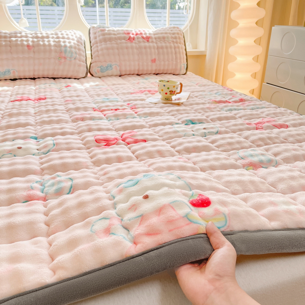 91家纺网 家纺一手货源 找家纺 奇丝雅 2025新款A类牛奶绒泡泡绒床褥床垫床盖兔毛绒家用学生宿舍上下铺寝室褥子软垫床护垫夹棉（大床） 樱桃猫咪
