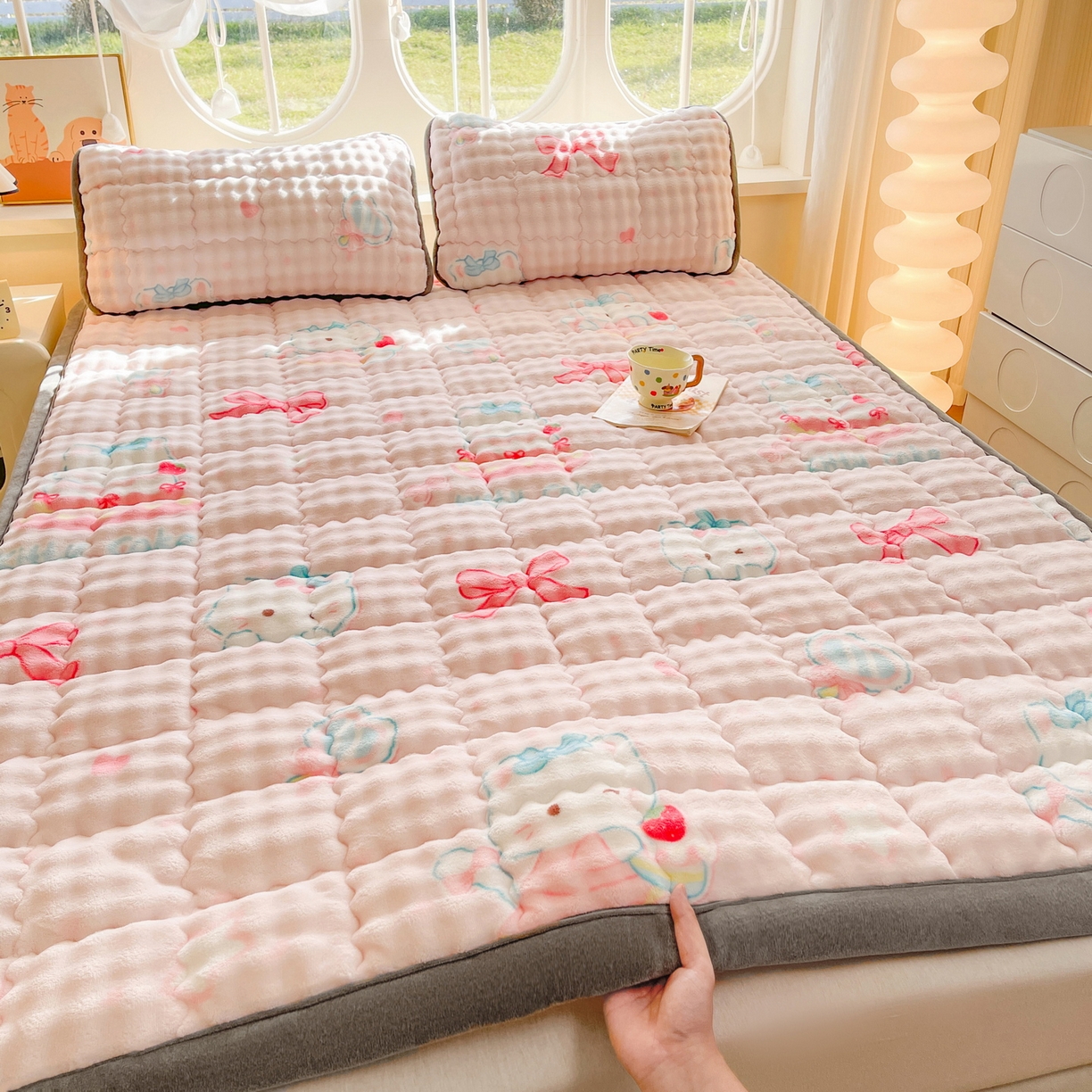 91家纺网 家纺一手货源 找家纺 奇丝雅 2025新款A类牛奶绒泡泡绒床褥床垫床盖兔毛绒家用学生宿舍上下铺寝室褥子软垫床护垫夹棉（大床） 樱桃猫咪