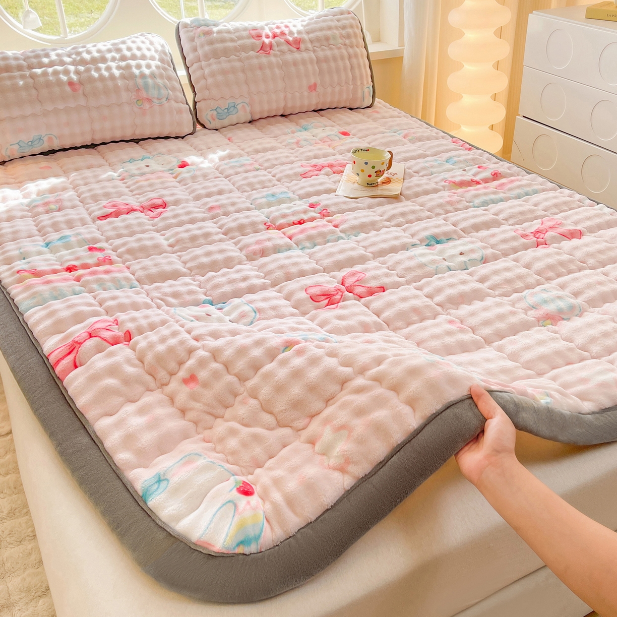 91家纺网 家纺一手货源 找家纺 奇丝雅 2025新款A类牛奶绒泡泡绒床褥床垫床盖兔毛绒家用学生宿舍上下铺寝室褥子软垫床护垫夹棉（大床） 樱桃猫咪