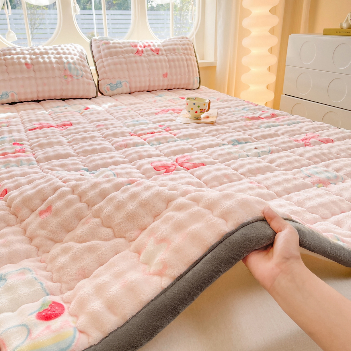 91家纺网 家纺一手货源 找家纺 奇丝雅 2025新款A类牛奶绒泡泡绒床褥床垫床盖兔毛绒家用学生宿舍上下铺寝室褥子软垫床护垫夹棉（大床） 樱桃猫咪
