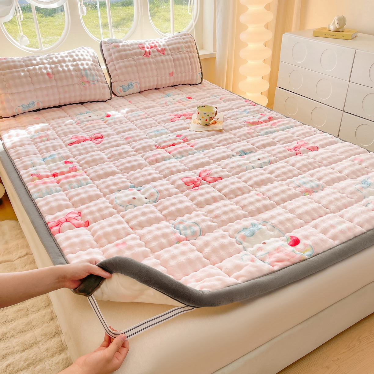 91家纺网 家纺一手货源 找家纺 奇丝雅 2025新款A类牛奶绒泡泡绒床褥床垫床盖兔毛绒家用学生宿舍上下铺寝室褥子软垫床护垫夹棉（大床） 樱桃猫咪