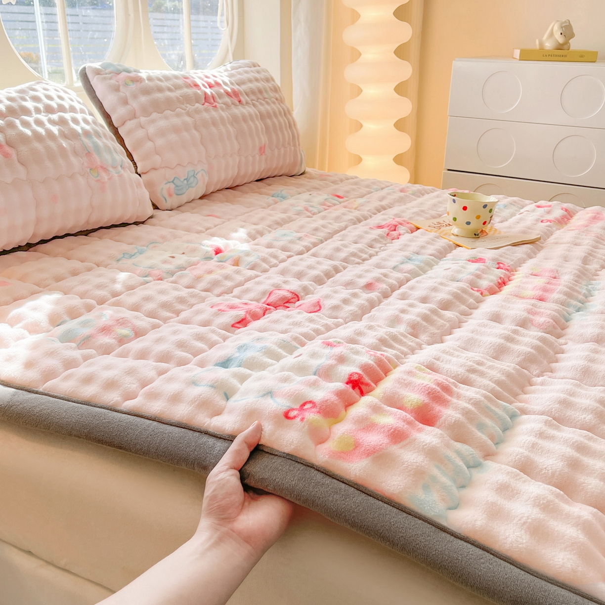 91家纺网 家纺一手货源 找家纺 奇丝雅 2025新款A类牛奶绒泡泡绒床褥床垫床盖兔毛绒家用学生宿舍上下铺寝室褥子软垫床护垫夹棉（大床） 樱桃猫咪