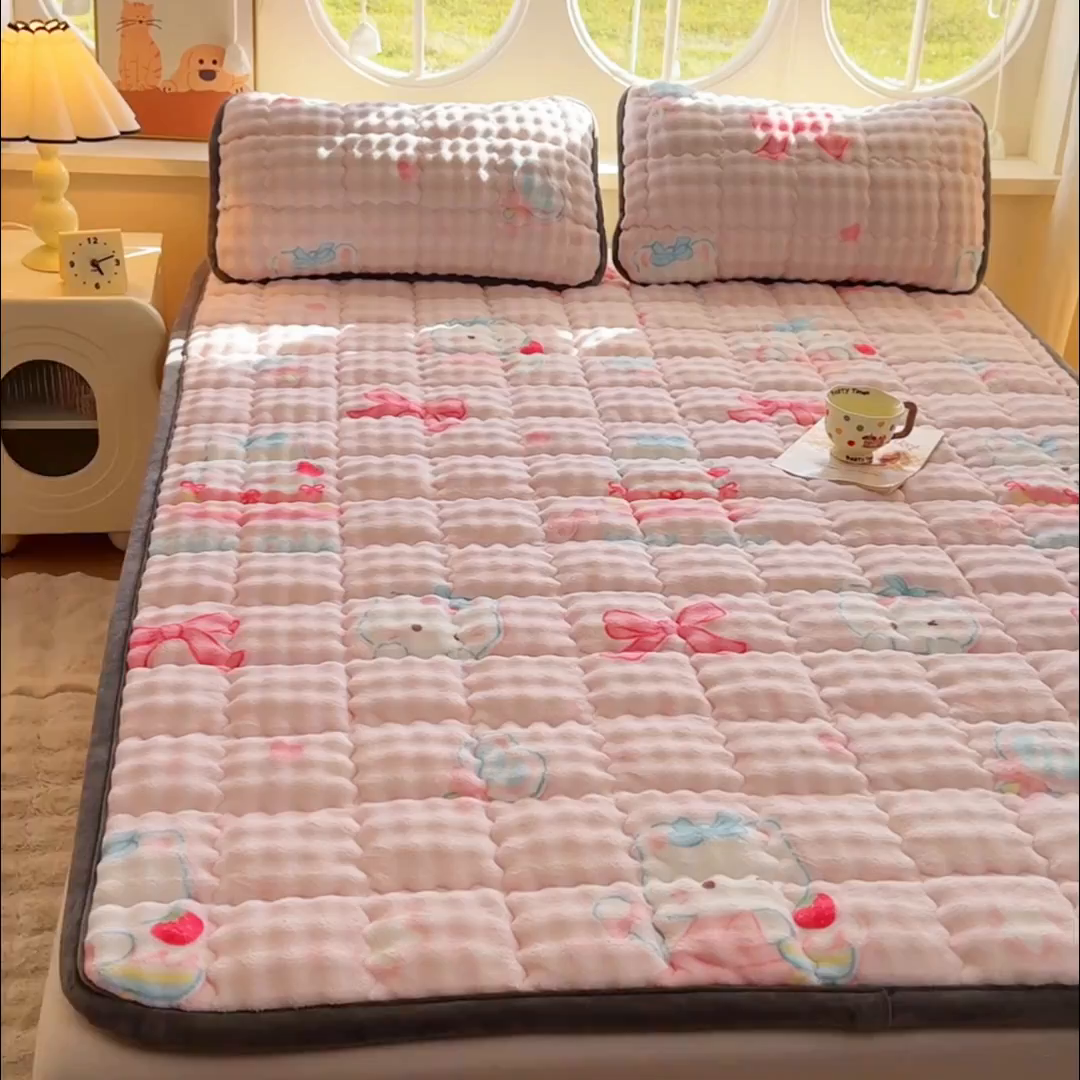 91家纺网 家纺一手货源 找家纺 奇丝雅 2025新款A类牛奶绒泡泡绒床褥床垫床盖兔毛绒家用学生宿舍上下铺寝室褥子软垫床护垫夹棉（大床） 樱桃猫咪