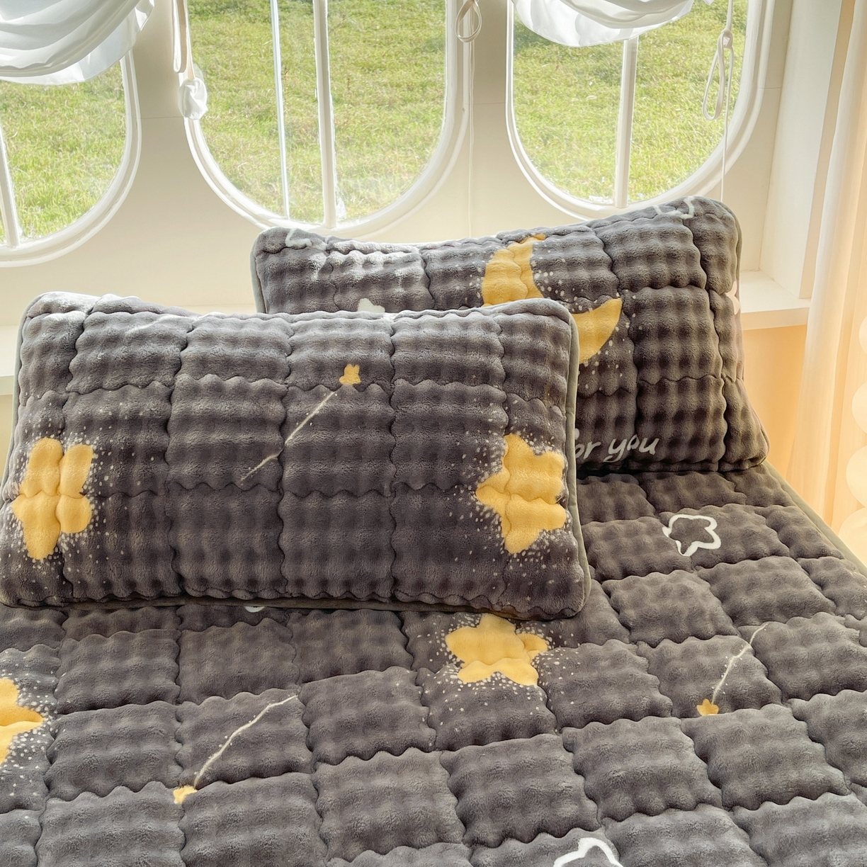 91家纺网 家纺一手货源 找家纺 奇丝雅 2025新款A类牛奶绒泡泡绒床褥床垫床盖兔毛绒家用学生宿舍上下铺寝室褥子软垫床护垫夹棉（大床） 月亮湾