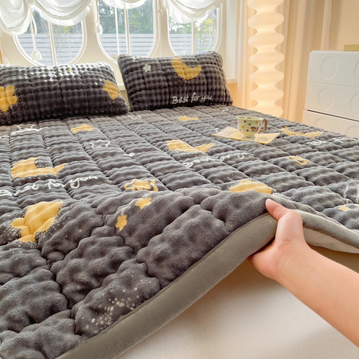 91家纺网 家纺一手货源 找家纺 奇丝雅 2025新款A类牛奶绒泡泡绒床褥床垫床盖兔毛绒家用学生宿舍上下铺寝室褥子软垫床护垫夹棉（大床） 月亮湾