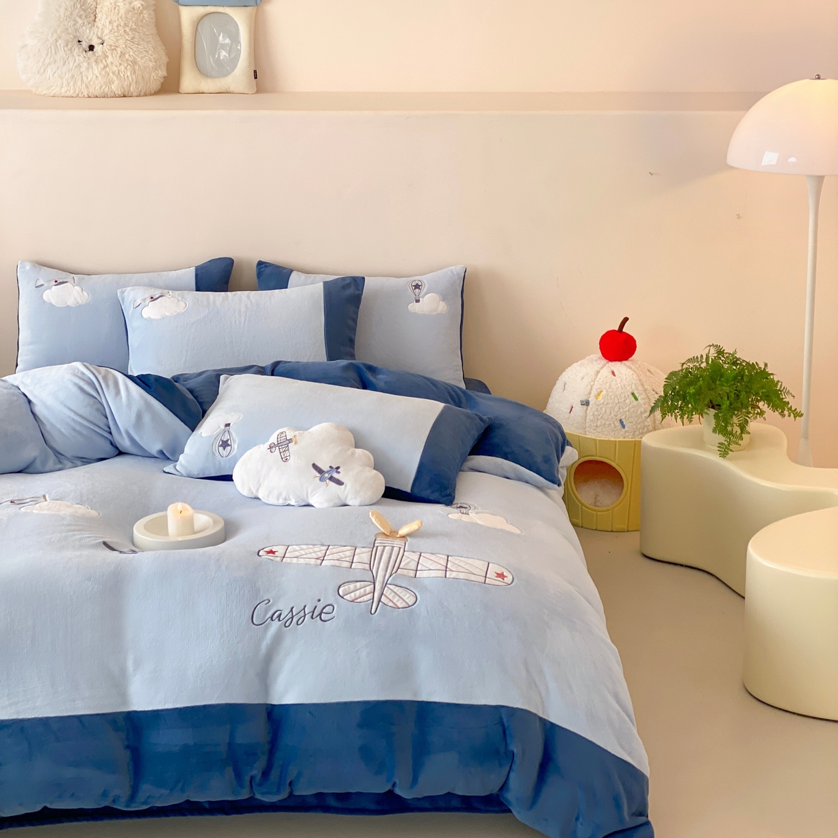 91家纺网 家纺一手货源 找家纺 （总）曼布缇 2025新款青少年加厚牛奶绒绣花四件套-飞行日记（全部送抱枕 会员减20元 券后288起）