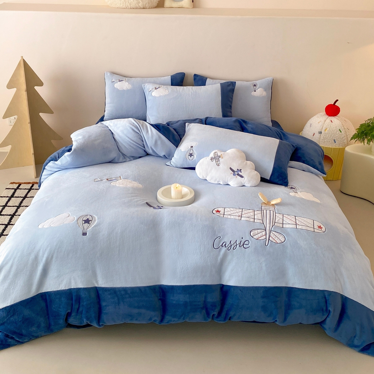 91家纺网 家纺一手货源 找家纺 （总）曼布缇 2025新款青少年加厚牛奶绒绣花四件套-飞行日记（全部送抱枕 会员减20元 券后288起）