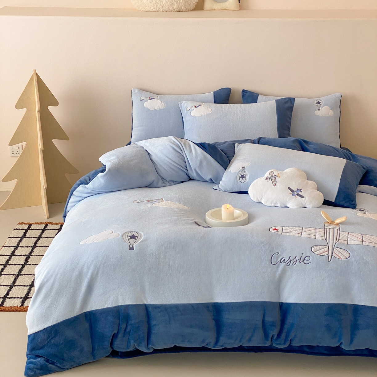 91家纺网 家纺一手货源 找家纺 （总）曼布缇 2025新款青少年加厚牛奶绒绣花四件套-飞行日记（全部送抱枕 会员减20元 券后288起）