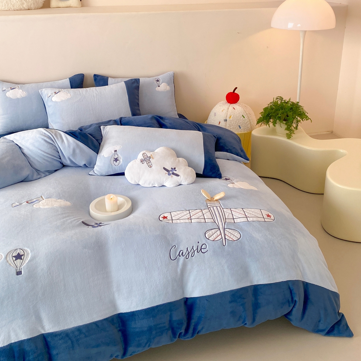 91家纺网 家纺一手货源 找家纺 （总）曼布缇 2025新款青少年加厚牛奶绒绣花四件套-飞行日记（全部送抱枕 会员减20元 券后288起）