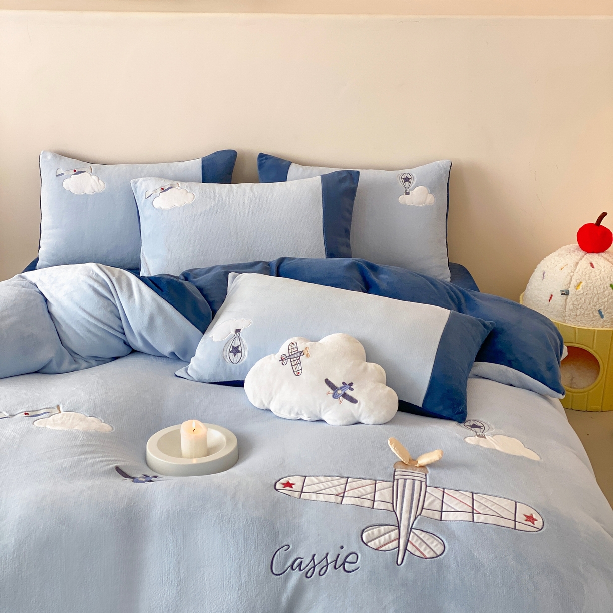 91家纺网 家纺一手货源 找家纺 （总）曼布缇 2025新款青少年加厚牛奶绒绣花四件套-飞行日记（全部送抱枕 会员减20元 券后288起）