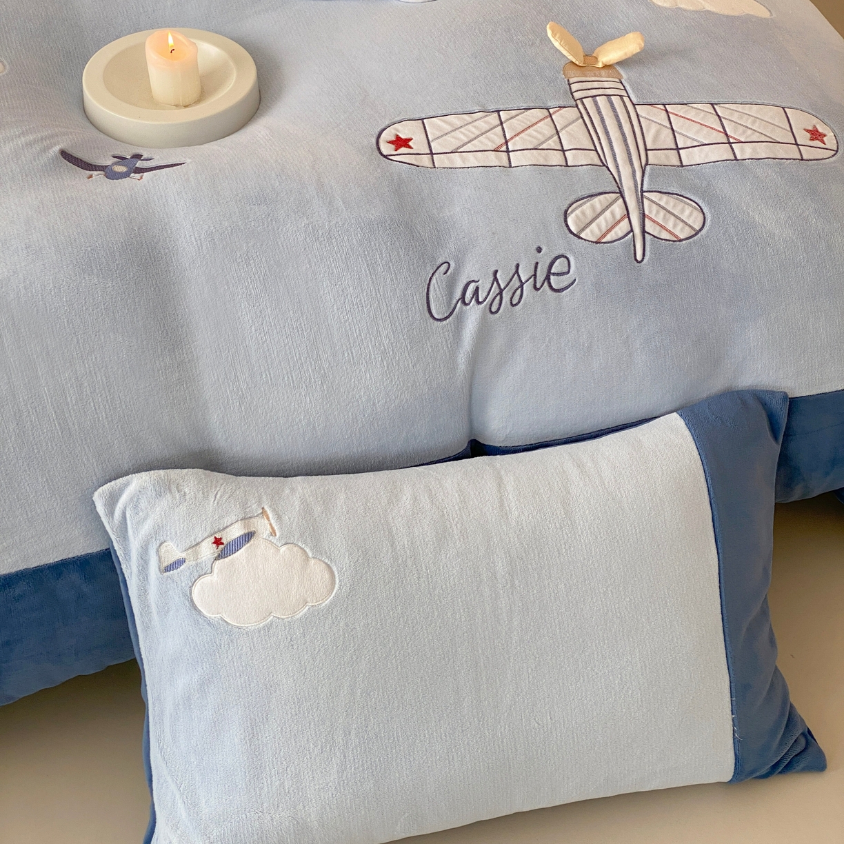 91家纺网 家纺一手货源 找家纺 （总）曼布缇 2025新款青少年加厚牛奶绒绣花四件套-飞行日记（全部送抱枕 会员减20元 券后288起）