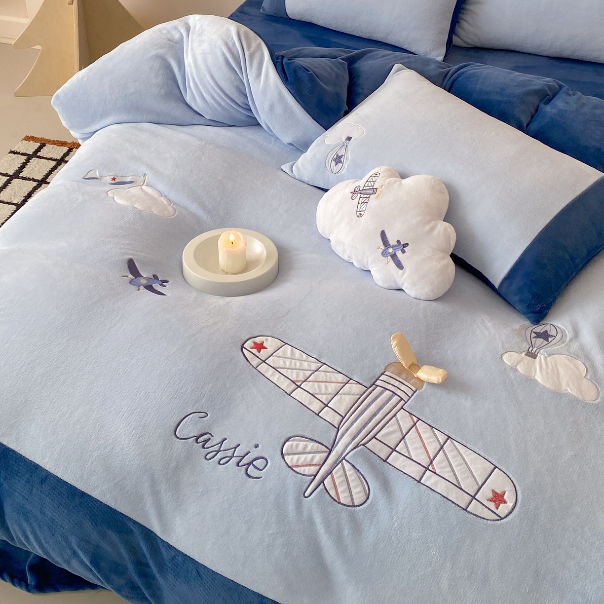 91家纺网 家纺一手货源 找家纺 （总）曼布缇 2025新款青少年加厚牛奶绒绣花四件套-飞行日记（全部送抱枕 会员减20元 券后288起）