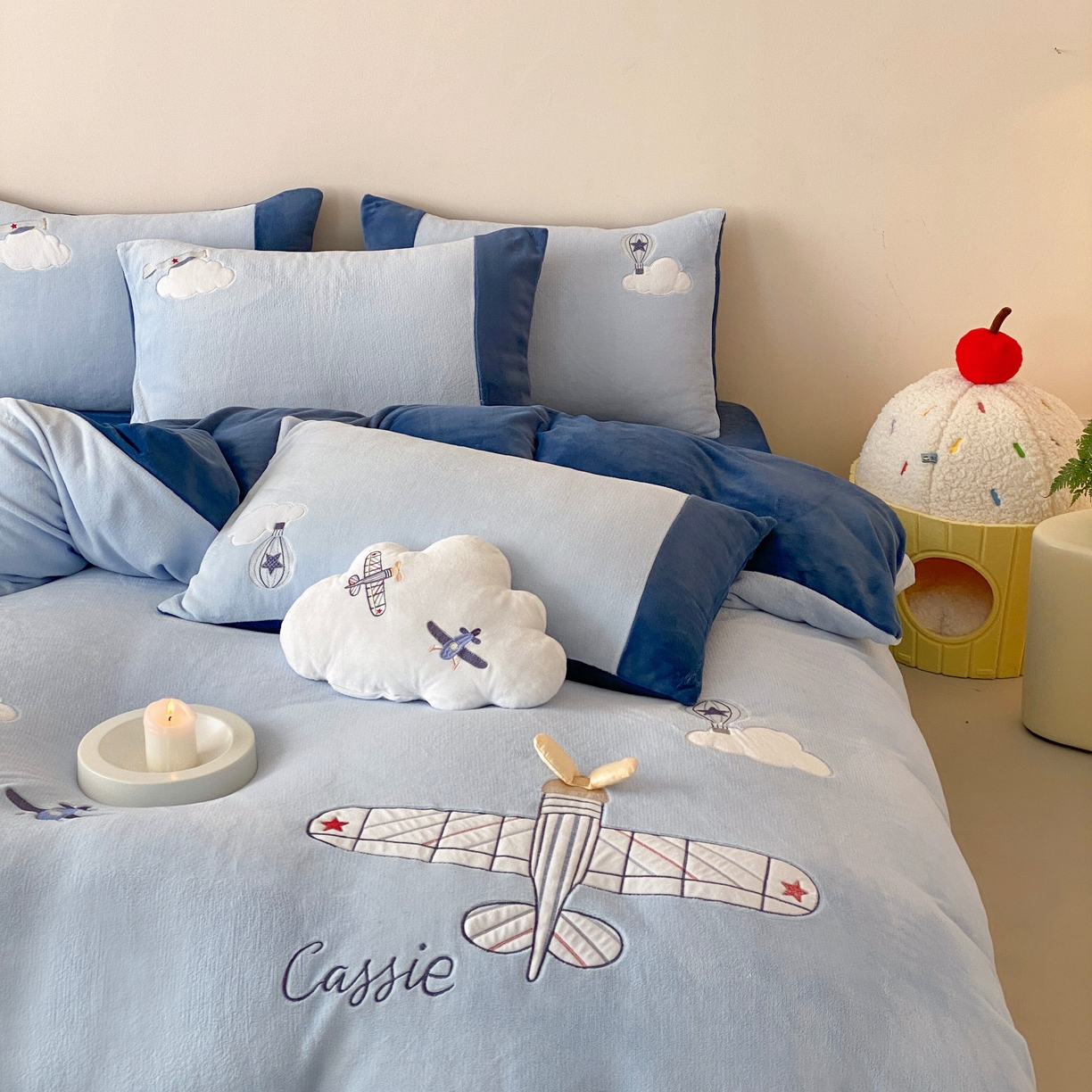 91家纺网 家纺一手货源 找家纺 （总）曼布缇 2025新款青少年加厚牛奶绒绣花四件套-飞行日记（全部送抱枕 会员减20元 券后288起）