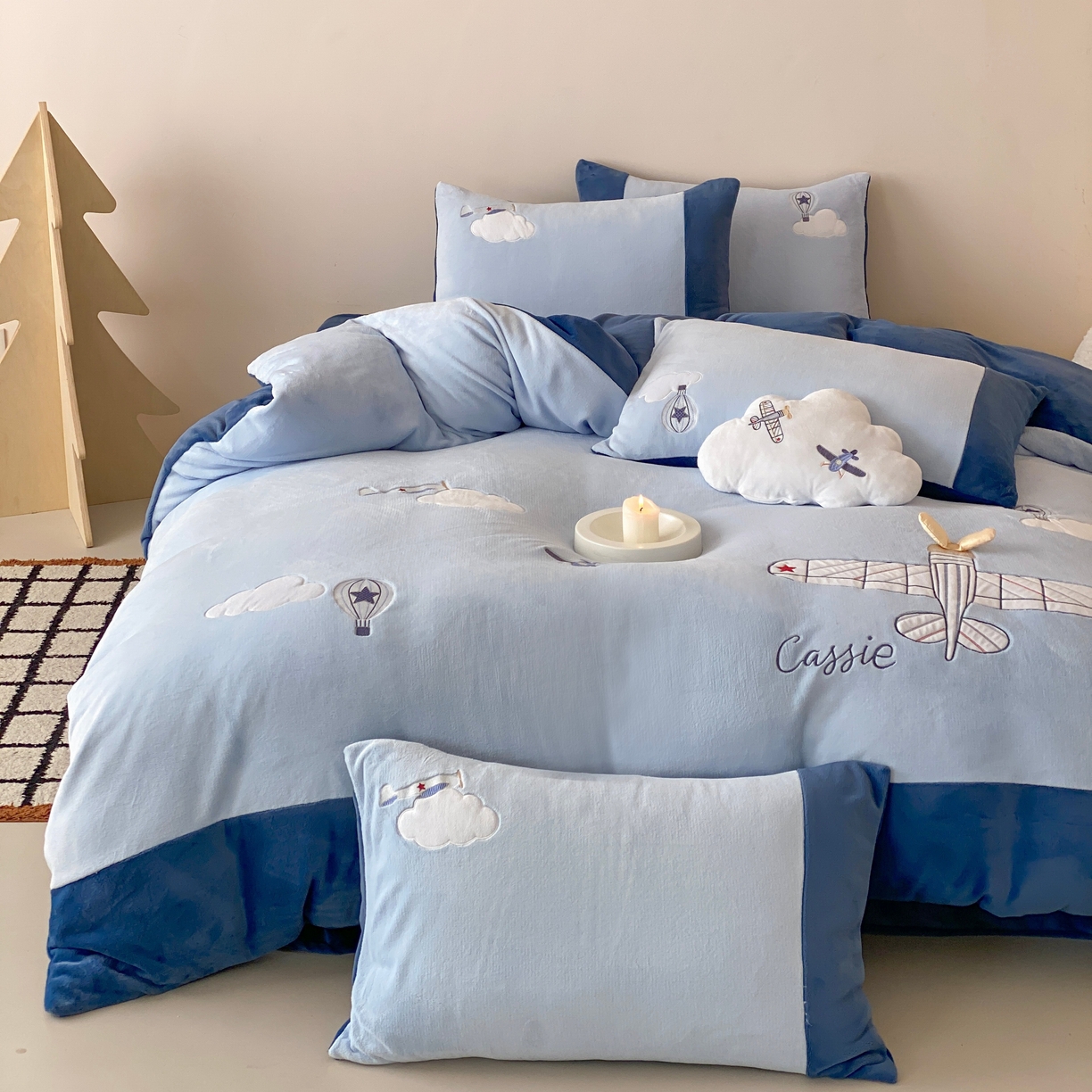 91家纺网 家纺一手货源 找家纺 （总）曼布缇 2025新款青少年加厚牛奶绒绣花四件套-飞行日记（全部送抱枕 会员减20元 券后288起）