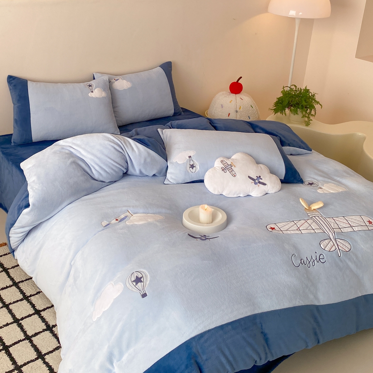 91家纺网 家纺一手货源 找家纺 （总）曼布缇 2025新款青少年加厚牛奶绒绣花四件套-飞行日记（全部送抱枕 会员减20元 券后288起）