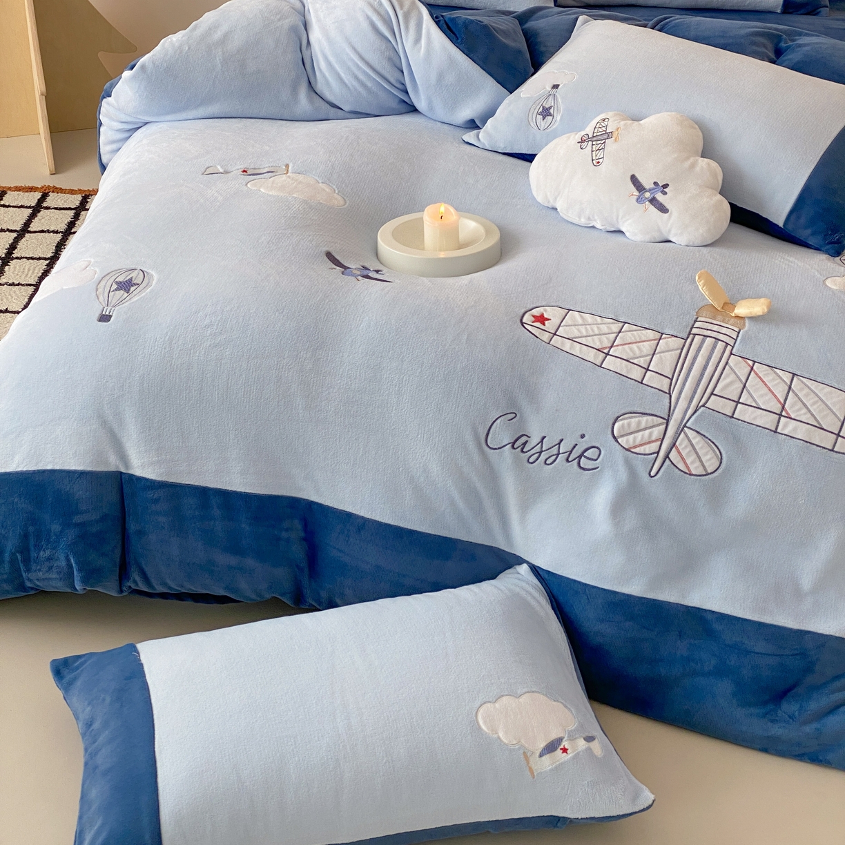 91家纺网 家纺一手货源 找家纺 （总）曼布缇 2025新款青少年加厚牛奶绒绣花四件套-飞行日记（全部送抱枕 会员减20元 券后288起）