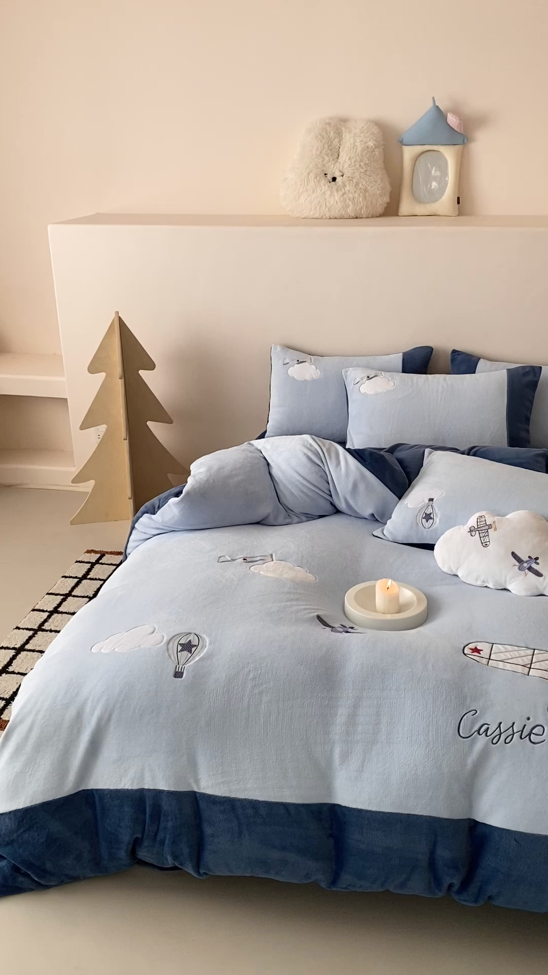 91家纺网 家纺一手货源 找家纺 （总）曼布缇 2025新款青少年加厚牛奶绒绣花四件套-飞行日记（全部送抱枕 会员减20元 券后288起）