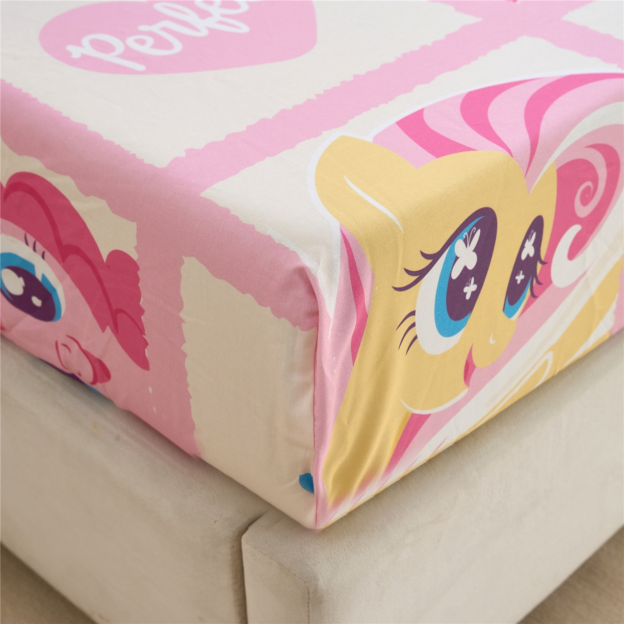 91家纺网 家纺一手货源 找家纺 百利卡通（原迪士尼家纺） 2025新款全棉圆网数码印花床笠枕套-小马宝莉 格子小马L