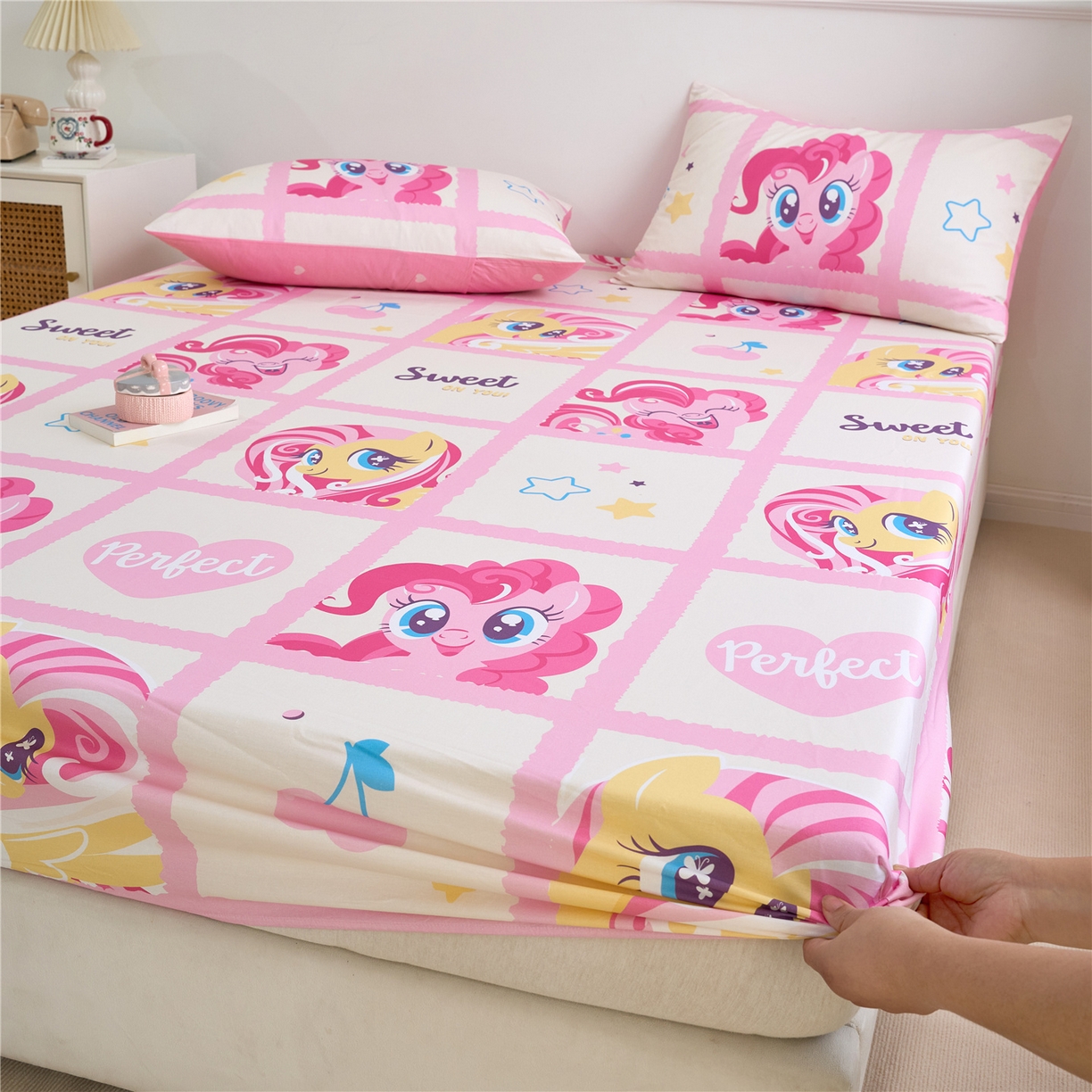 91家纺网 家纺一手货源 找家纺 百利卡通（原迪士尼家纺） 2025新款全棉圆网数码印花床笠枕套-小马宝莉 格子小马L