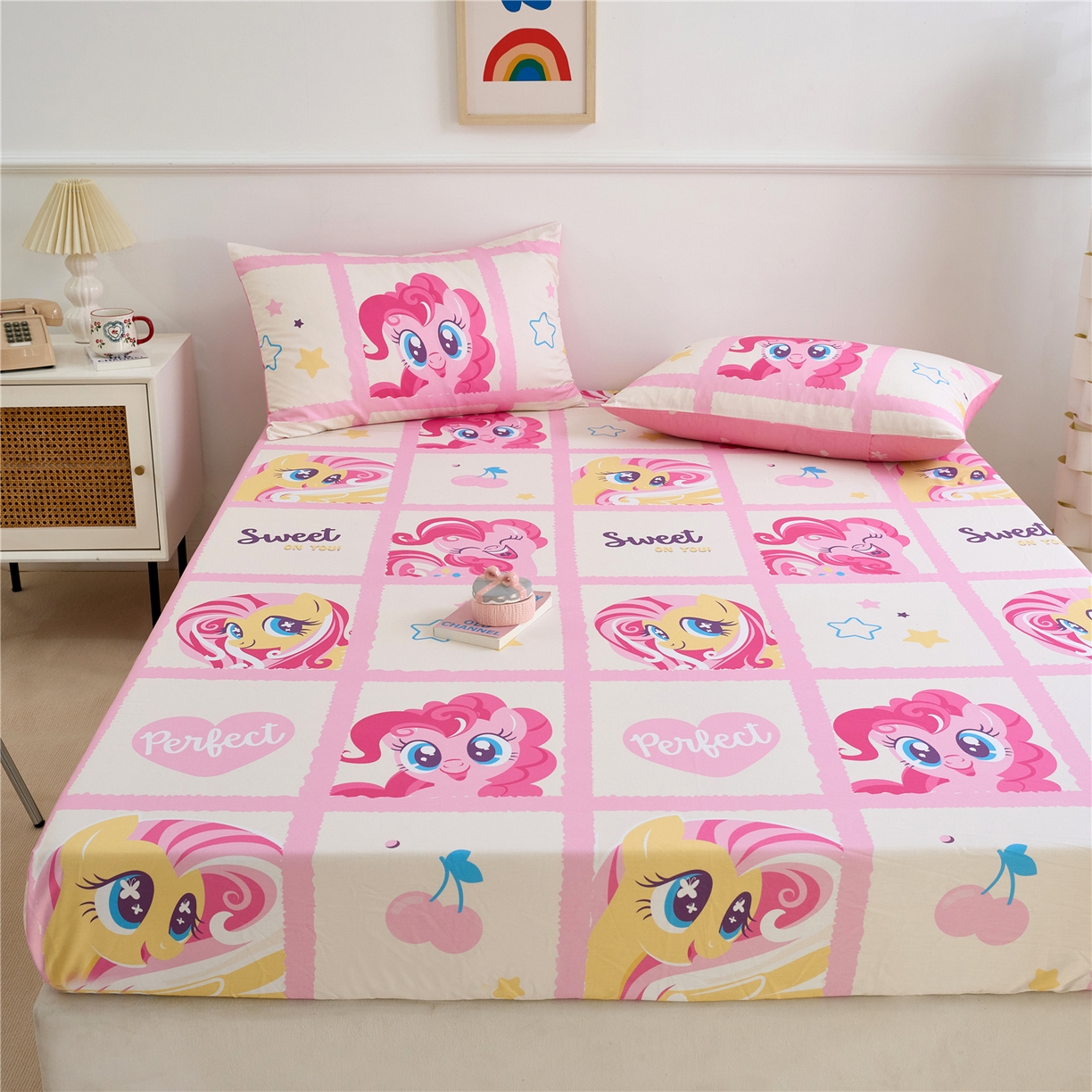 91家纺网 家纺一手货源 找家纺 百利卡通（原迪士尼家纺） 2025新款全棉圆网数码印花床笠枕套-小马宝莉 格子小马L