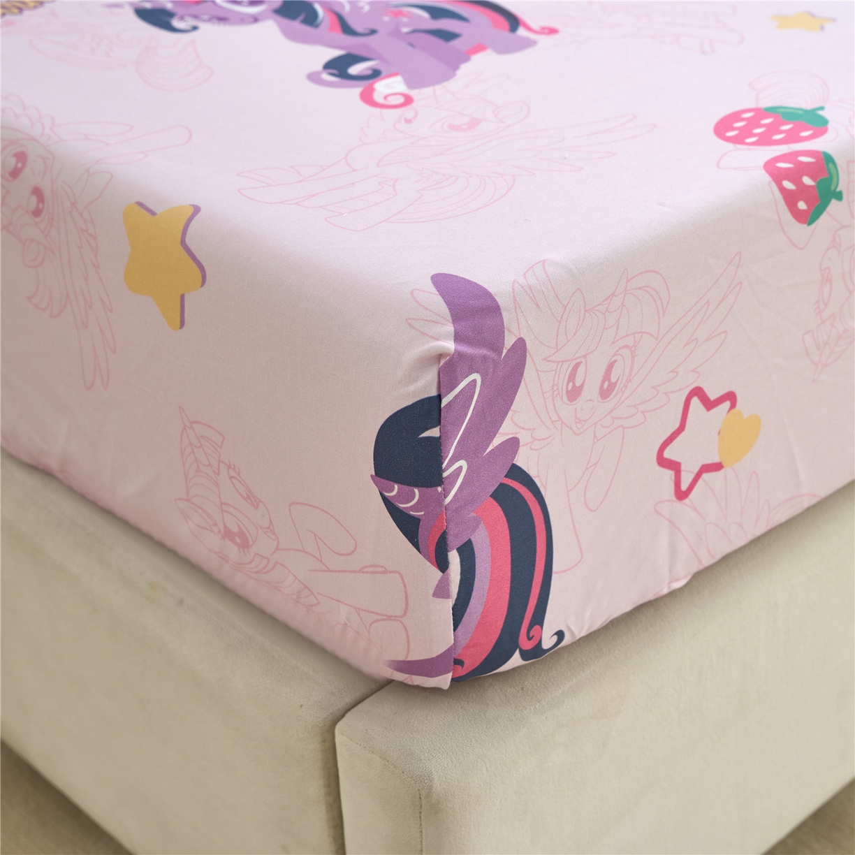 91家纺网 家纺一手货源 找家纺 百利卡通（原迪士尼家纺） 2025新款全棉圆网数码印花床笠枕套-小马宝莉 草莓紫悦L