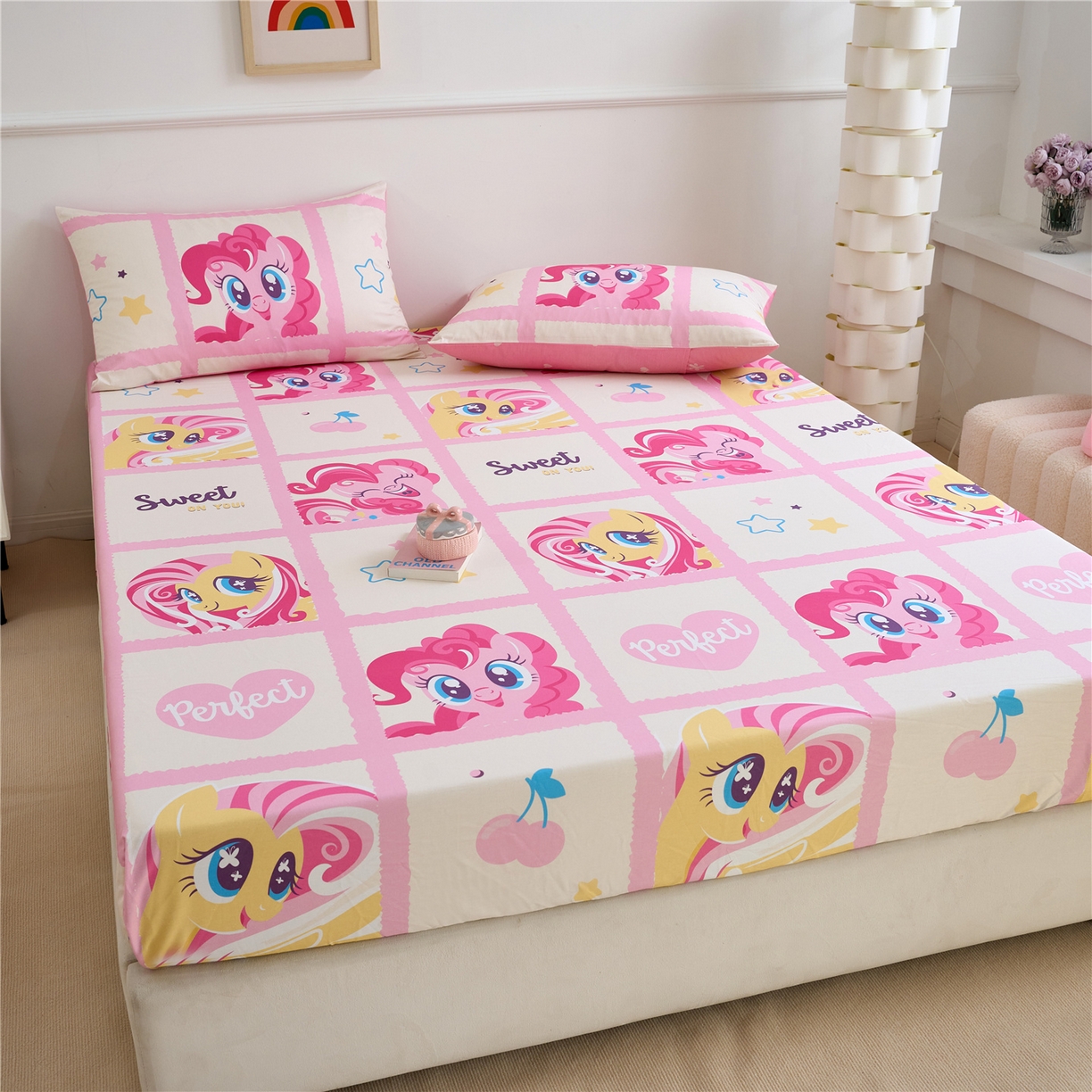 91家纺网 家纺一手货源 找家纺 百利卡通（原迪士尼家纺） 2025新款全棉圆网数码印花床笠枕套-小马宝莉 格子小马L