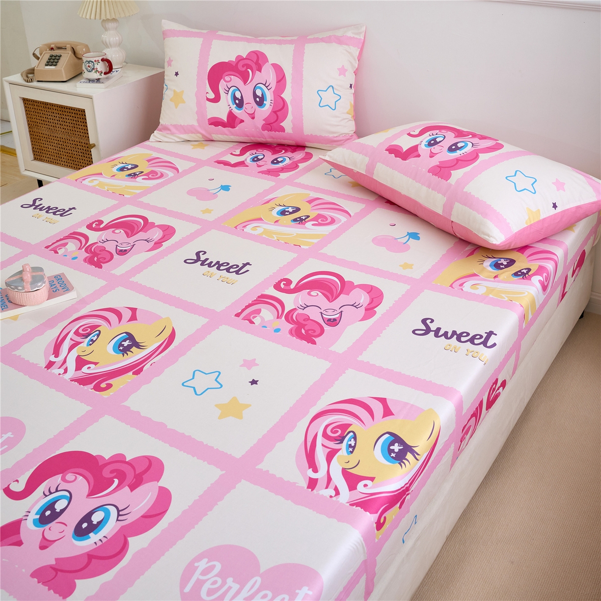 91家纺网 家纺一手货源 找家纺 百利卡通（原迪士尼家纺） 2025新款全棉圆网数码印花床笠枕套-小马宝莉 格子小马L