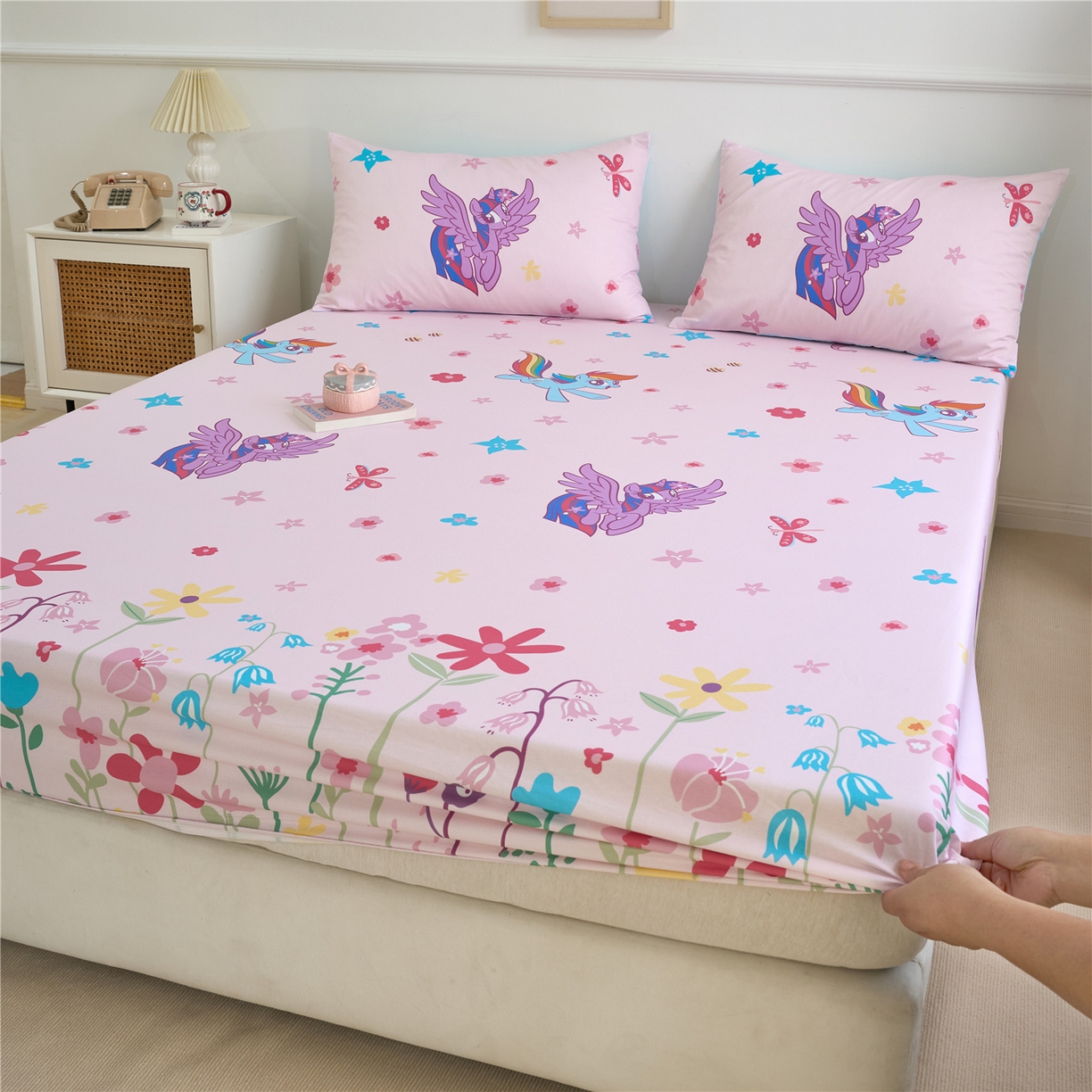 91家纺网 家纺一手货源 找家纺 百利卡通（原迪士尼家纺） 2025新款全棉圆网数码印花床笠枕套-小马宝莉 春天紫悦L