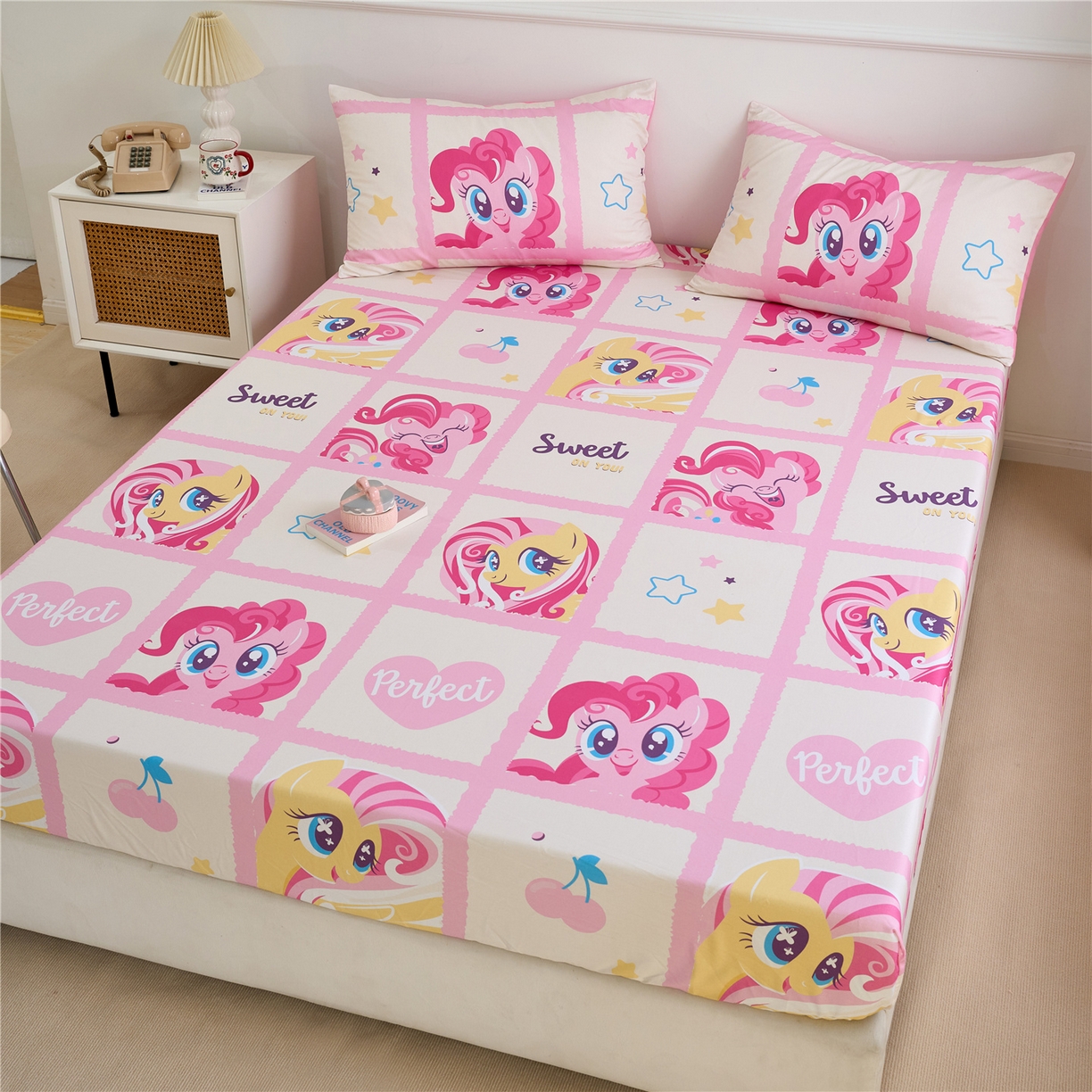 91家纺网 家纺一手货源 找家纺 百利卡通（原迪士尼家纺） 2025新款全棉圆网数码印花床笠枕套-小马宝莉 格子小马L