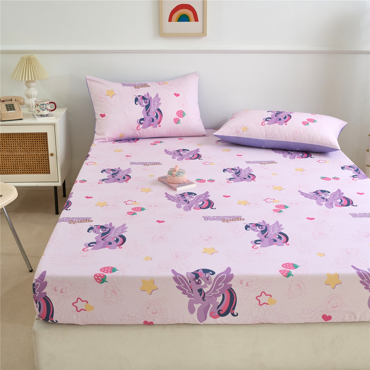 91家纺网 家纺一手货源 找家纺 百利卡通（原迪士尼家纺） 2025新款全棉圆网数码印花床笠枕套-小马宝莉 草莓紫悦L