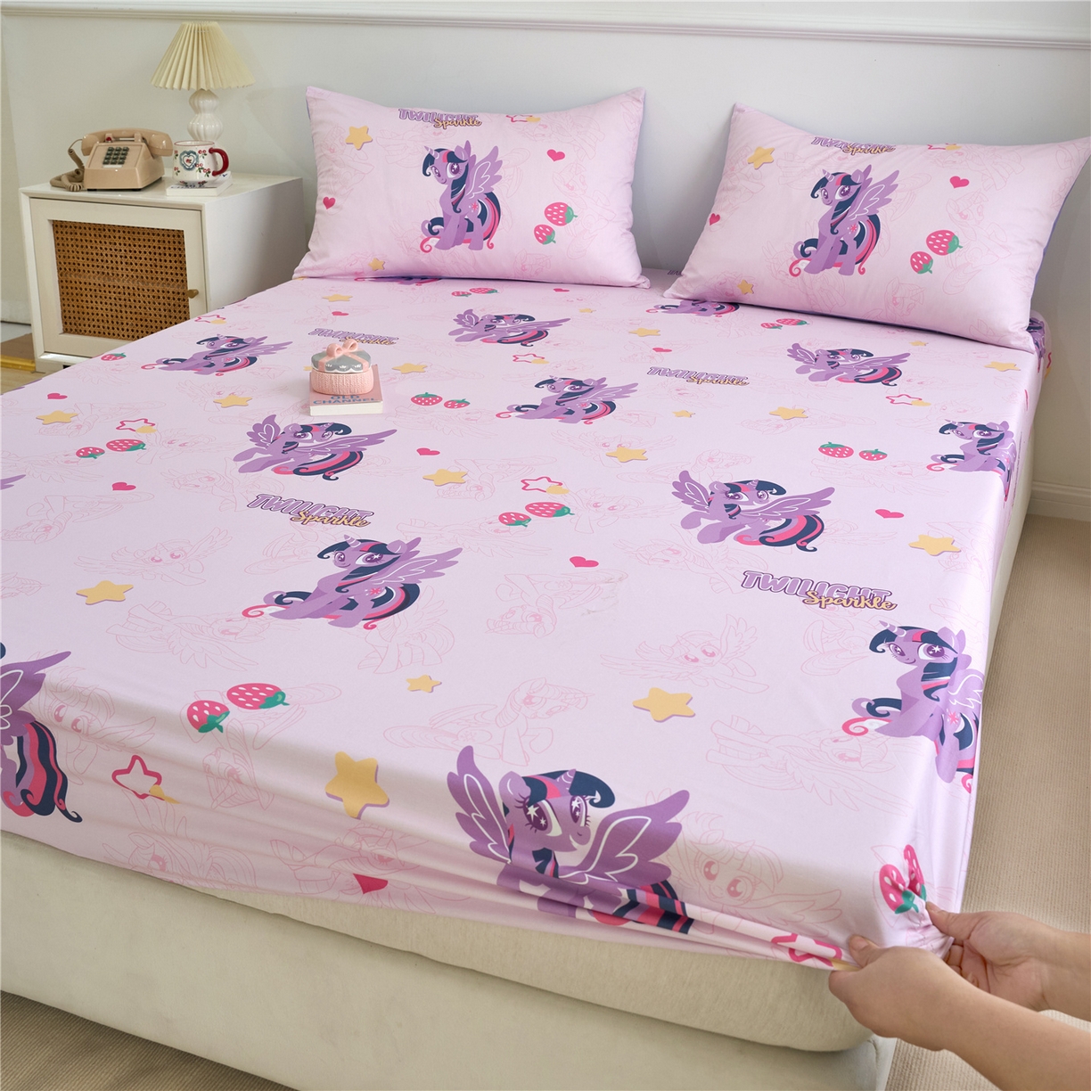 91家纺网 家纺一手货源 找家纺 百利卡通（原迪士尼家纺） 2025新款全棉圆网数码印花床笠枕套-小马宝莉 草莓紫悦L