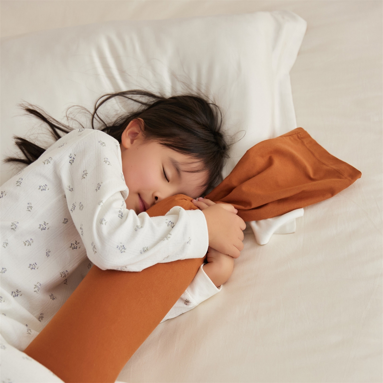 91家纺网 家纺一手货源 找家纺 头等舱 2025新款全棉氨纶针织A类孕妇 护腰 侧睡 靠垫 安抚枕 抱抱 夹腿多功能枕（模特图）配包装 焦糖