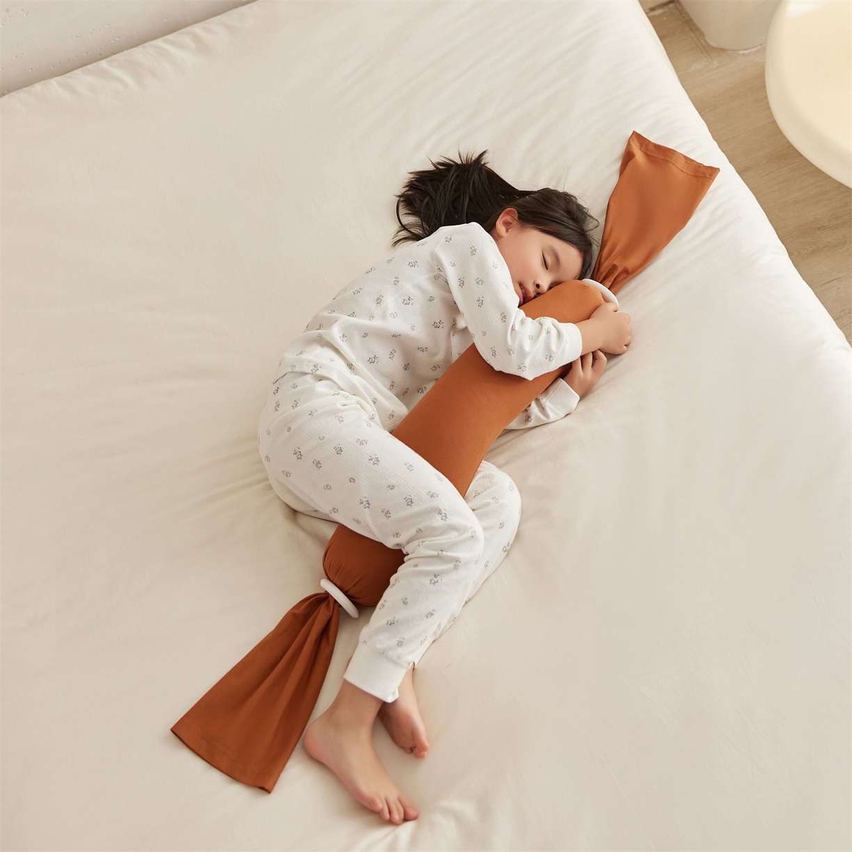 91家纺网 家纺一手货源 找家纺 头等舱 2025新款全棉氨纶针织A类孕妇 护腰 侧睡 靠垫 安抚枕 抱抱 夹腿多功能枕（模特图）配包装 焦糖