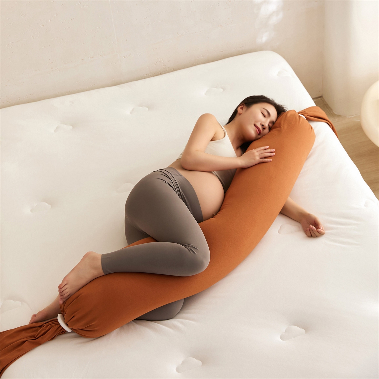 91家纺网 家纺一手货源 找家纺 头等舱 2025新款全棉氨纶针织A类孕妇 护腰 侧睡 靠垫 安抚枕 抱抱 夹腿多功能枕（模特图）配包装 焦糖