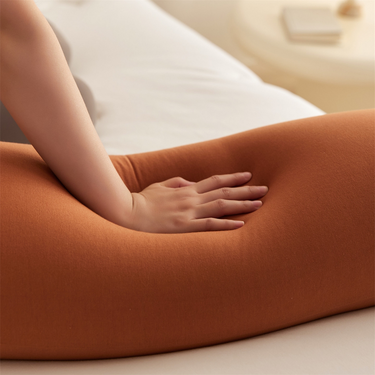 91家纺网 家纺一手货源 找家纺 头等舱 2025新款全棉氨纶针织A类孕妇 护腰 侧睡 靠垫 安抚枕 抱抱 夹腿多功能枕（模特图）配包装 焦糖