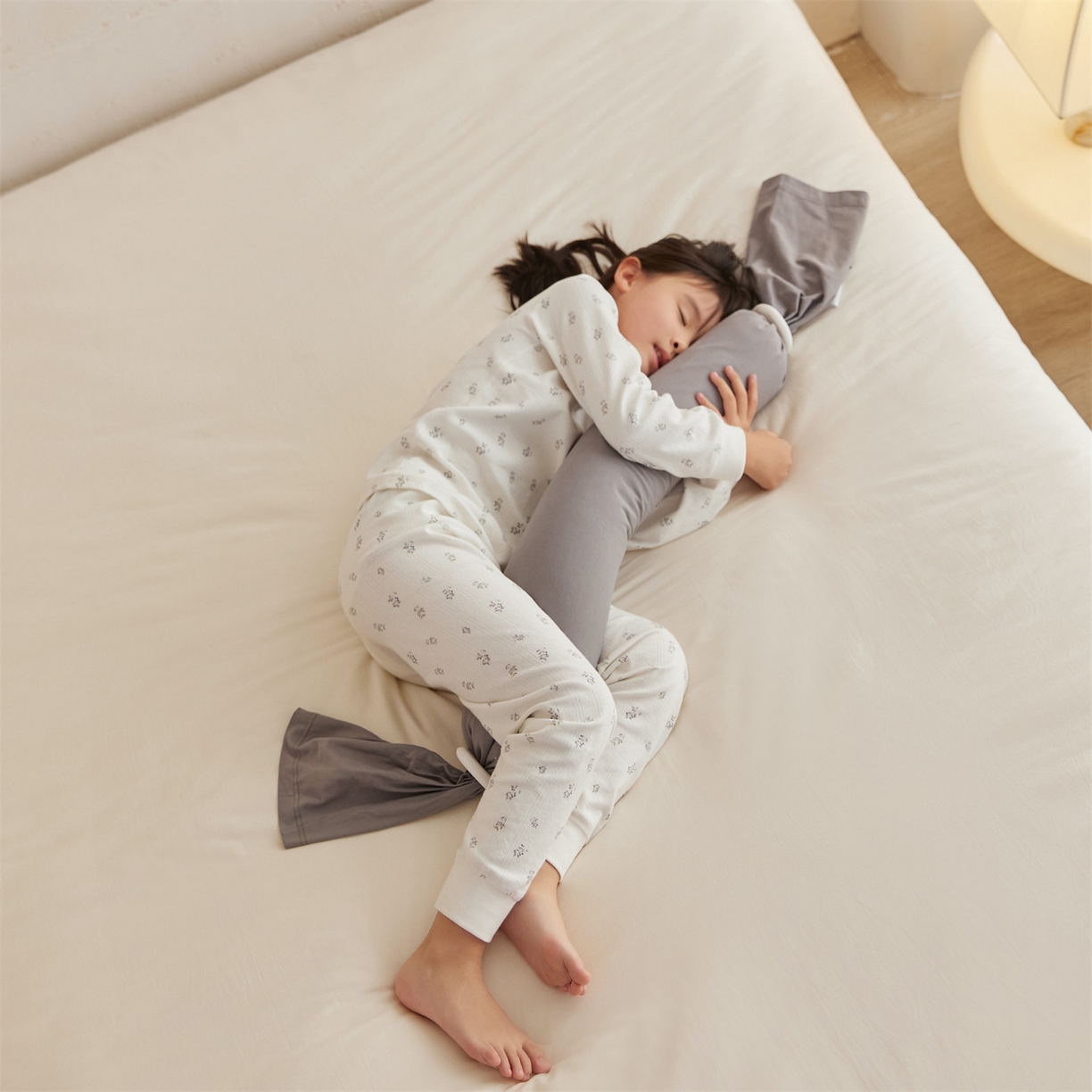 91家纺网 家纺一手货源 找家纺 头等舱 2025新款全棉氨纶针织A类孕妇 护腰 侧睡 靠垫 安抚枕 抱抱 夹腿多功能枕（模特图）配包装 浅山