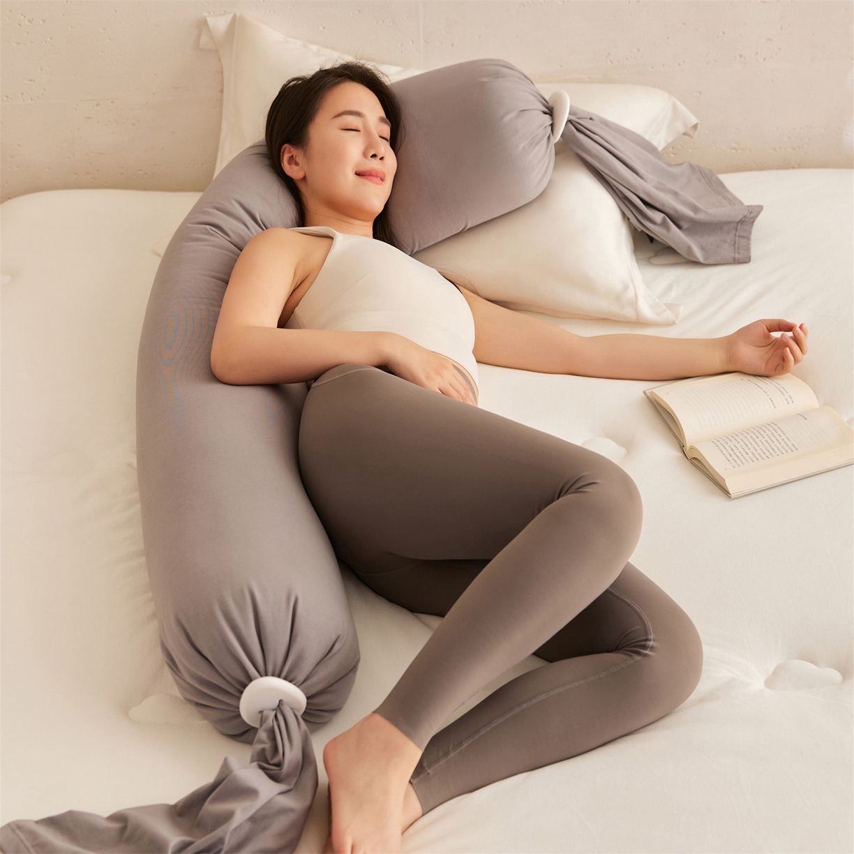 91家纺网 家纺一手货源 找家纺 头等舱 2025新款全棉氨纶针织A类孕妇 护腰 侧睡 靠垫 安抚枕 抱抱 夹腿多功能枕（模特图）配包装 浅山