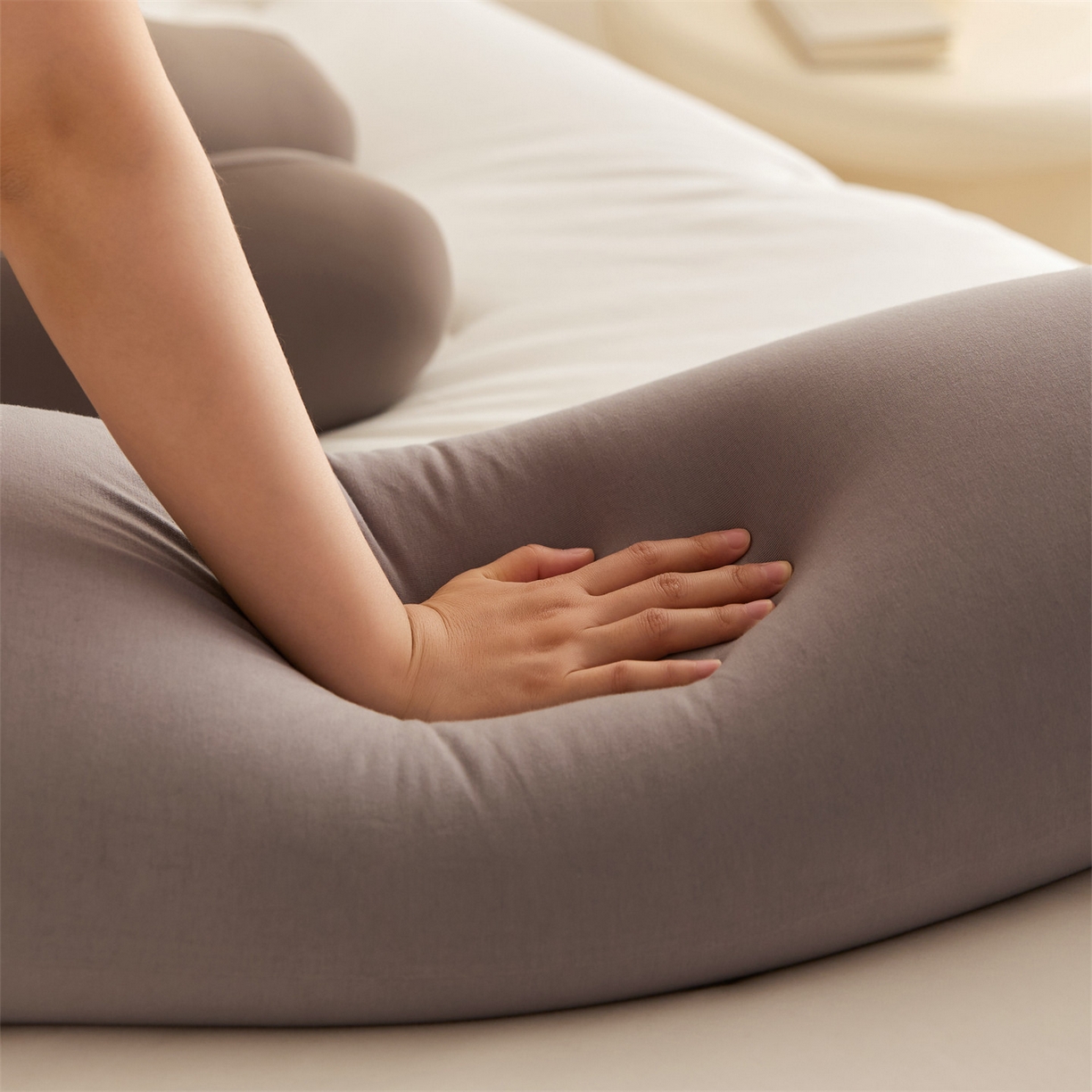 91家纺网 家纺一手货源 找家纺 头等舱 2025新款全棉氨纶针织A类孕妇 护腰 侧睡 靠垫 安抚枕 抱抱 夹腿多功能枕（模特图）配包装 浅山