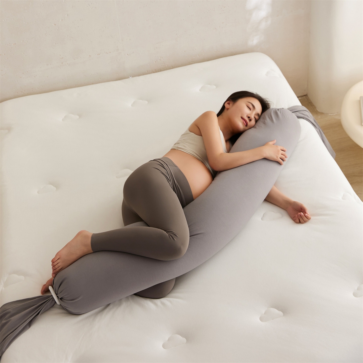 91家纺网 家纺一手货源 找家纺 头等舱 2025新款全棉氨纶针织A类孕妇 护腰 侧睡 靠垫 安抚枕 抱抱 夹腿多功能枕（模特图）配包装 浅山