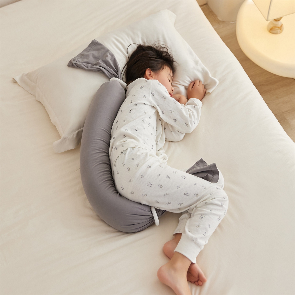 91家纺网 家纺一手货源 找家纺 头等舱 2025新款全棉氨纶针织A类孕妇 护腰 侧睡 靠垫 安抚枕 抱抱 夹腿多功能枕（模特图）配包装 浅山