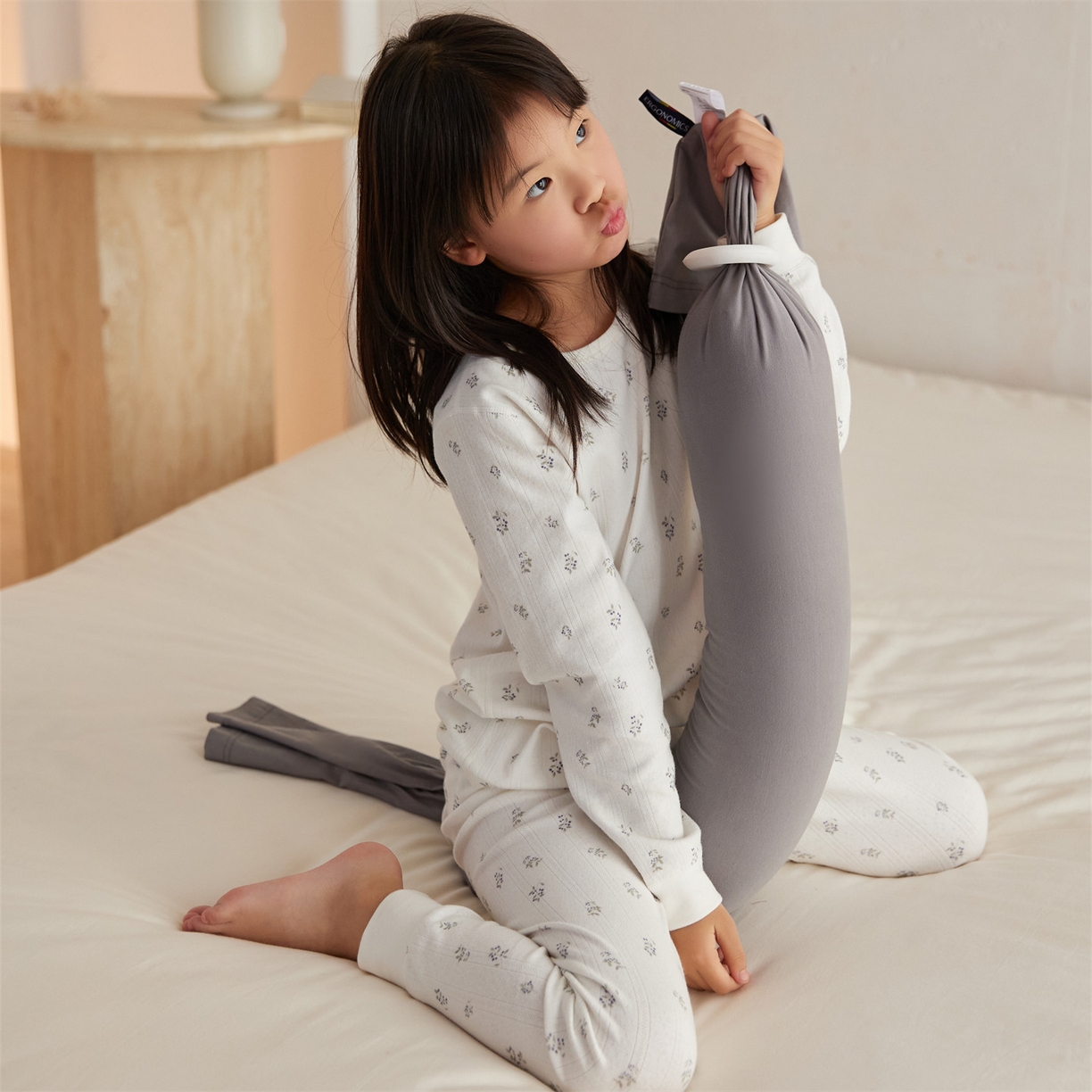 91家纺网 家纺一手货源 找家纺 头等舱 2025新款全棉氨纶针织A类孕妇 护腰 侧睡 靠垫 安抚枕 抱抱 夹腿多功能枕（模特图）配包装 浅山