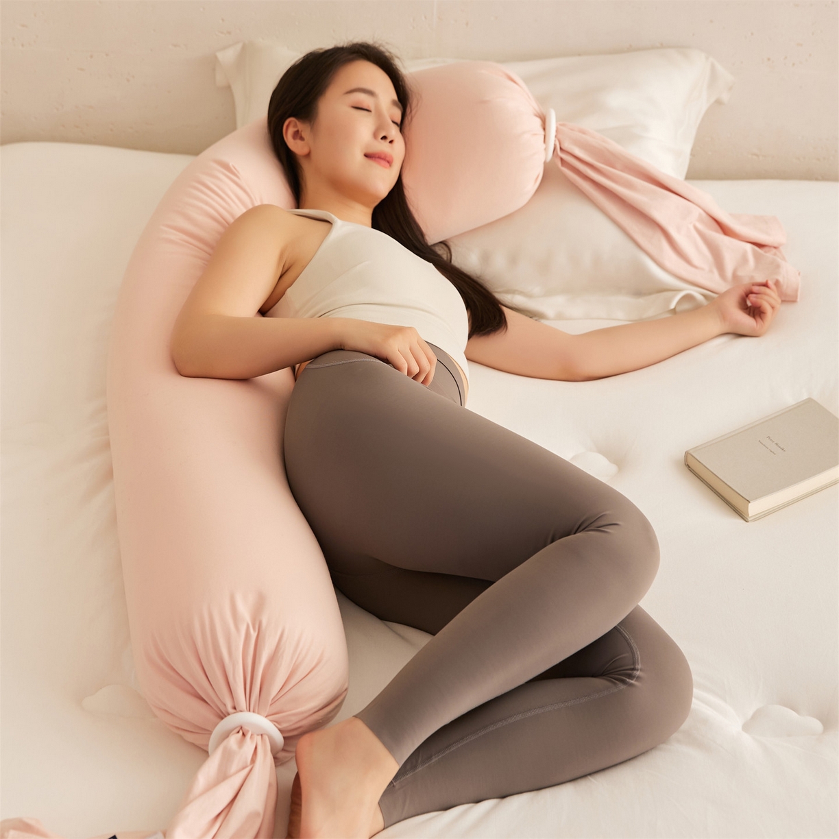 91家纺网 家纺一手货源 找家纺 头等舱 2025新款全棉氨纶针织A类孕妇 护腰 侧睡 靠垫 安抚枕 抱抱 夹腿多功能枕（模特图）配包装 柔粉