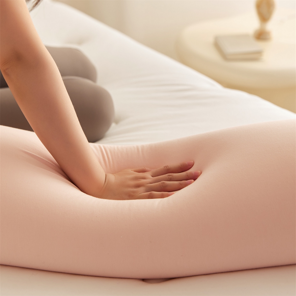 91家纺网 家纺一手货源 找家纺 头等舱 2025新款全棉氨纶针织A类孕妇 护腰 侧睡 靠垫 安抚枕 抱抱 夹腿多功能枕（模特图）配包装 柔粉