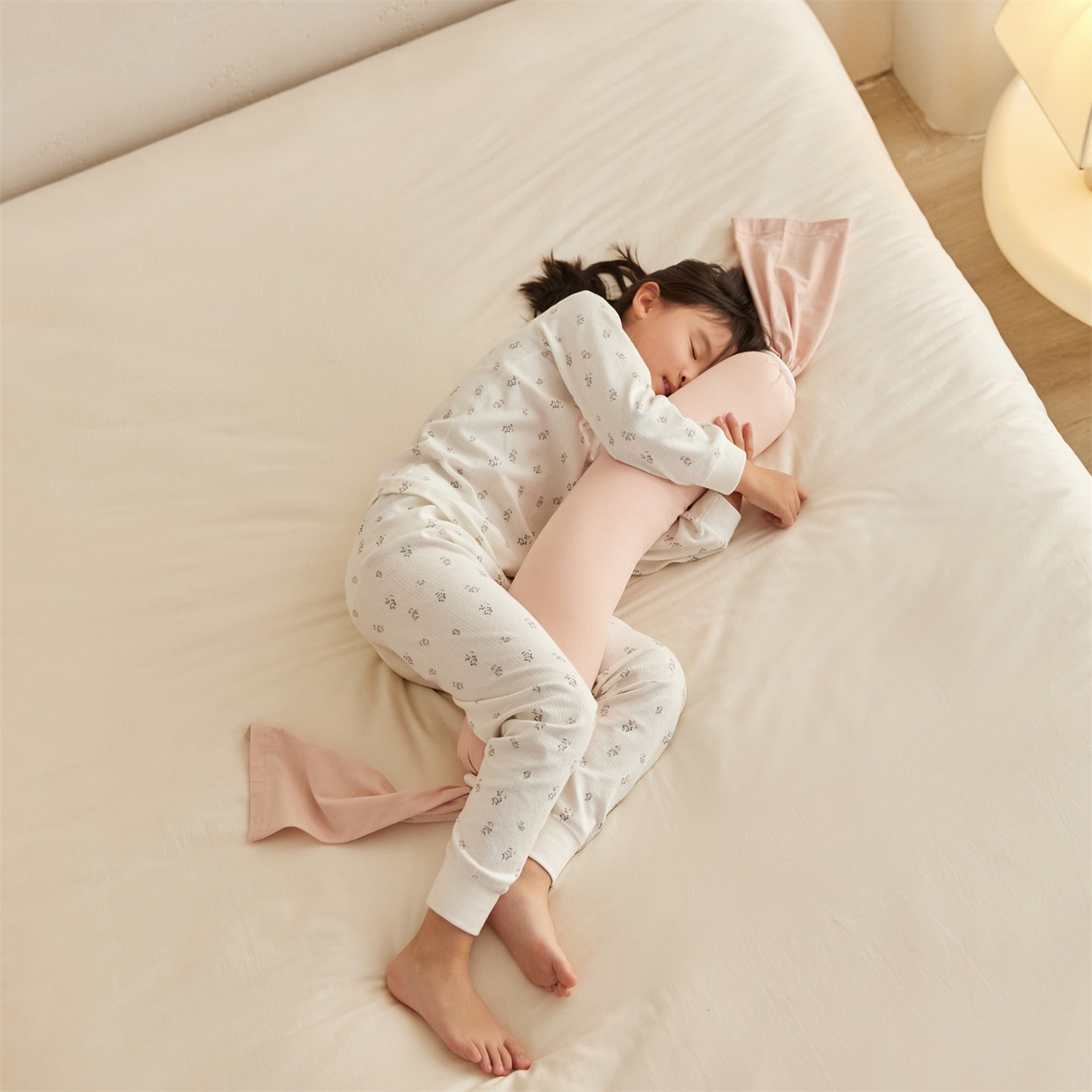 91家纺网 家纺一手货源 找家纺 头等舱 2025新款全棉氨纶针织A类孕妇 护腰 侧睡 靠垫 安抚枕 抱抱 夹腿多功能枕（模特图）配包装 柔粉