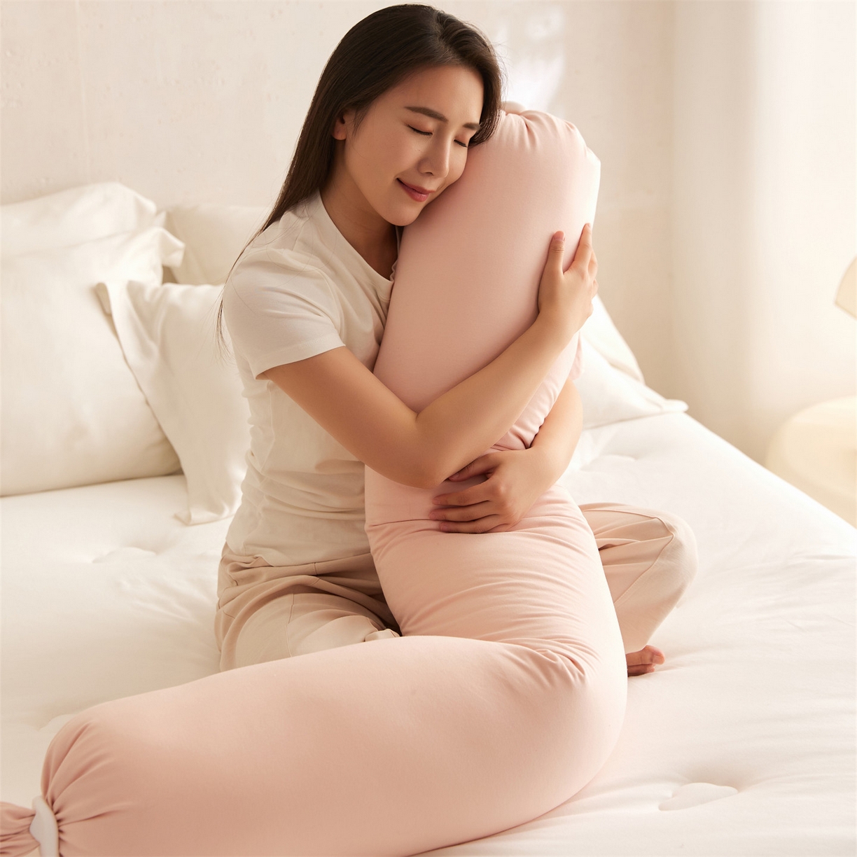 91家纺网 家纺一手货源 找家纺 头等舱 2025新款全棉氨纶针织A类孕妇 护腰 侧睡 靠垫 安抚枕 抱抱 夹腿多功能枕（模特图）配包装 柔粉