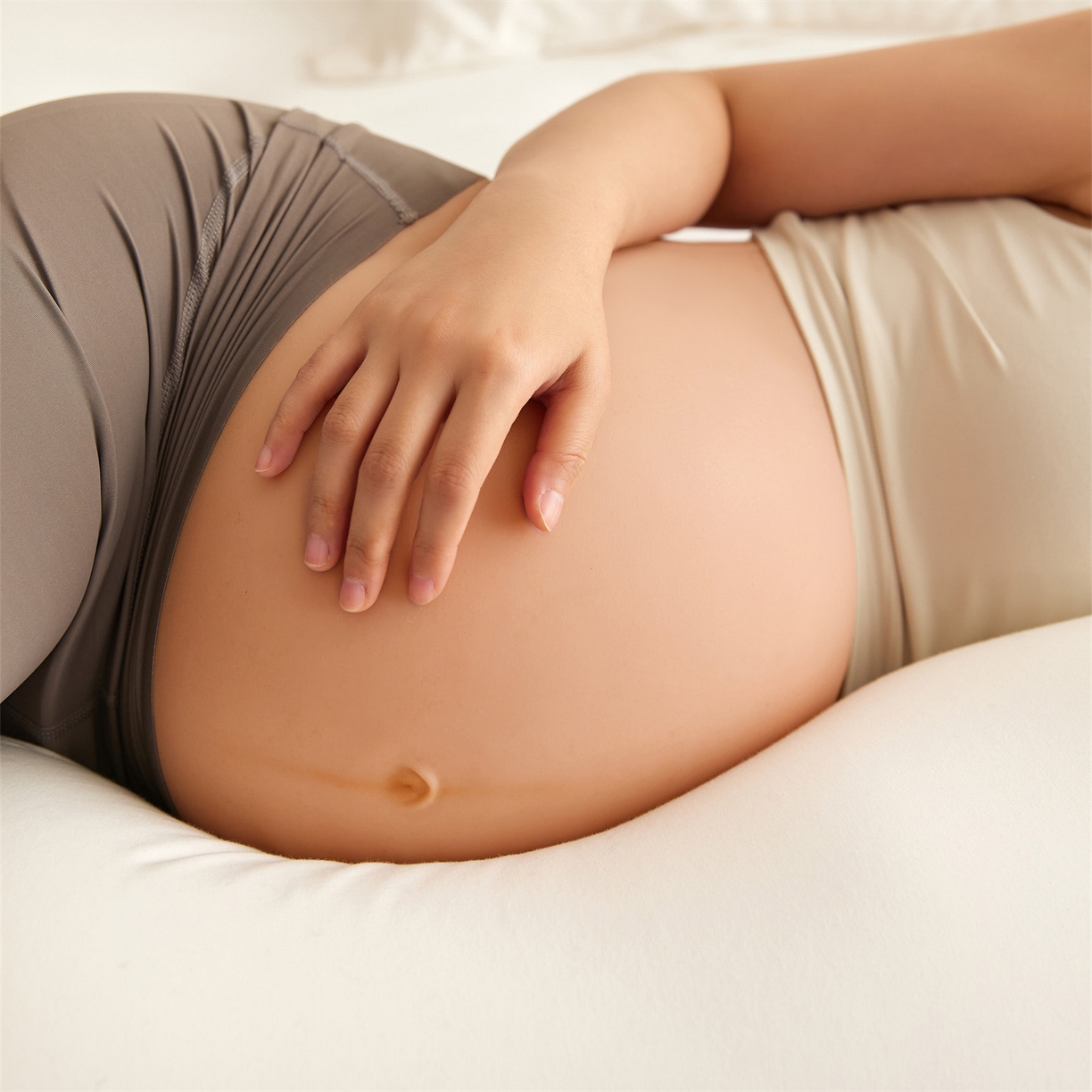 91家纺网 家纺一手货源 找家纺 头等舱 2025新款全棉氨纶针织A类孕妇 护腰 侧睡 靠垫 安抚枕 抱抱 夹腿多功能枕（模特图）配包装 珍珠白